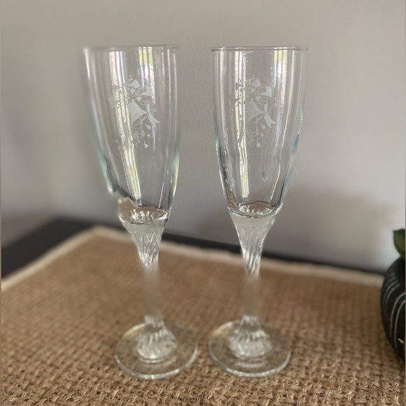 SET OF 2 GERMAN VINTAGE CHRISTMAS BELL ETCHED CRYSTAL CHAMPAGNE GLASSES - Picture 1 of 11